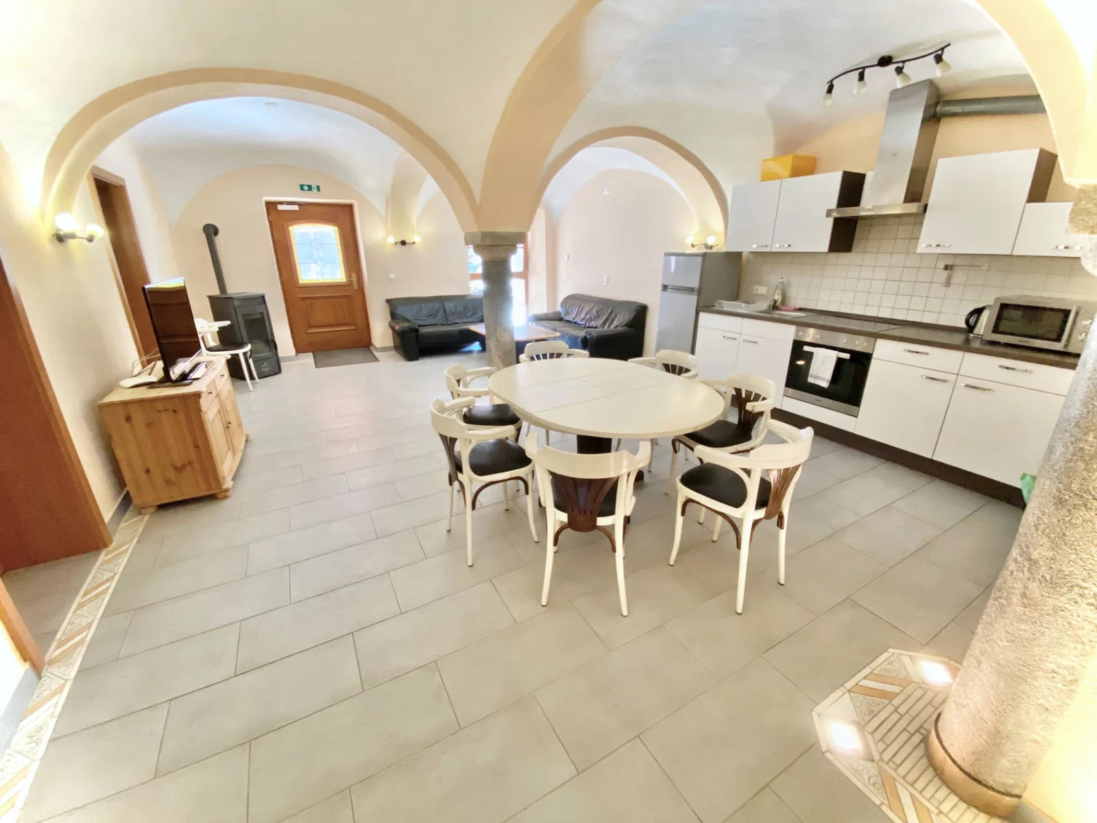 Apartment auf der Laurent Ranch mit Wohn- und Essbereich, offener Küche und Gewölbedecke