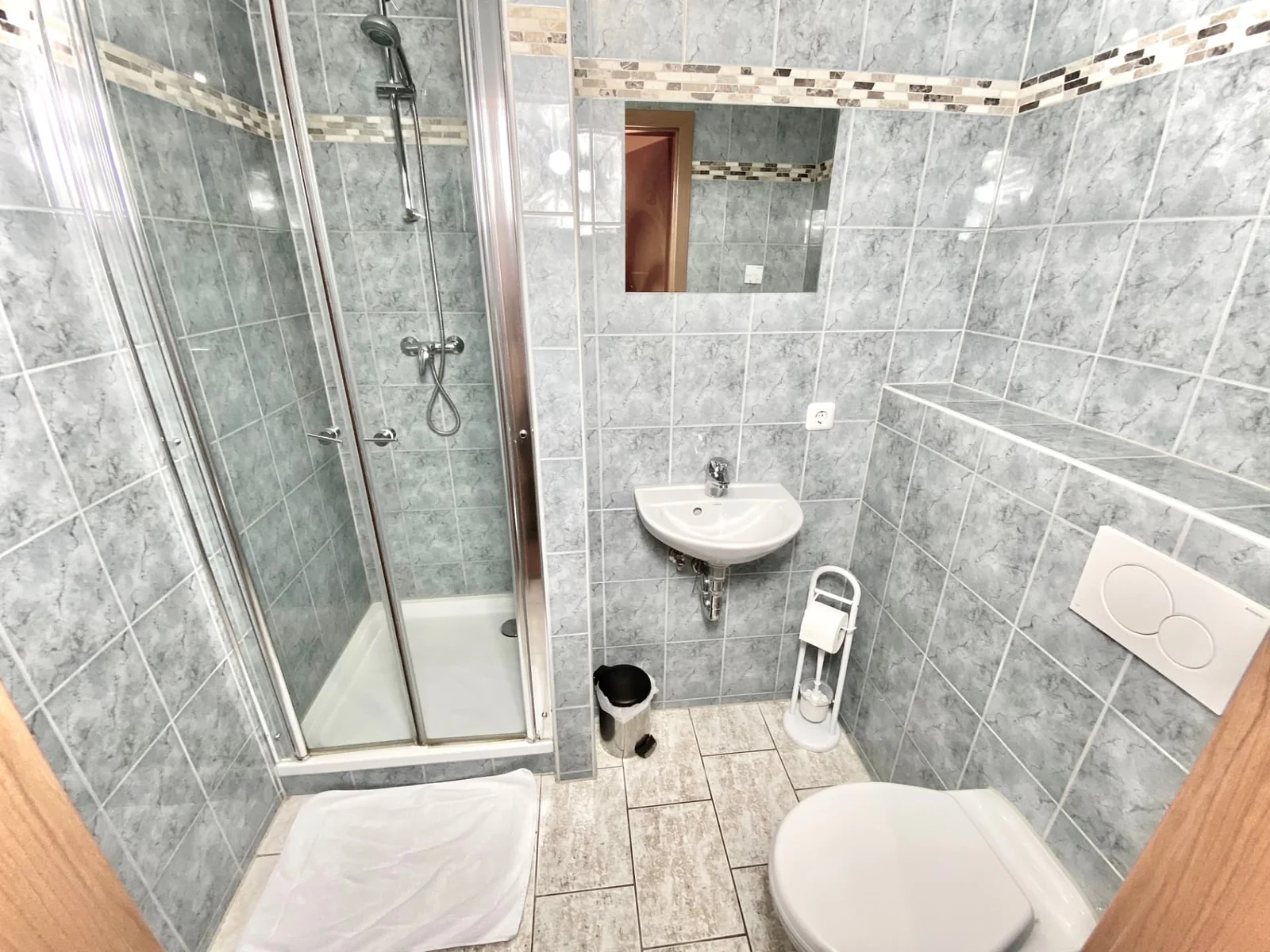 Badezimmer der Unterkunft auf der Laurent Ranch mit begehbarer Glasdusche, Waschbecken, Spiegel und WC